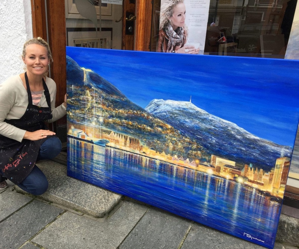 Marianne Skjelbred with a painting of Bergen at night